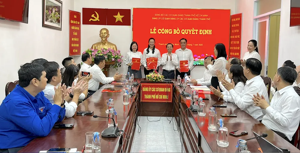 Đồng chí Lê Văn Phong, Phó Bí thư Đảng ủy các cơ quan Đảng Thành phố trao quyết định cấp ủy Chi bộ Ban Tuyên giáo và Dân vận, Cơ quan Đoàn TNCS Hồ Chí Minh các cơ quan Đảng TPHCM Ảnh chụp Màn hình 2025-07-14 lúc 15.10.55.png