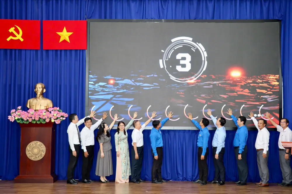 Các đại biểu thực hiện nghi thức ra mắt điểm tư vấn pháp luật miễn phí 15-7. 3.jpg