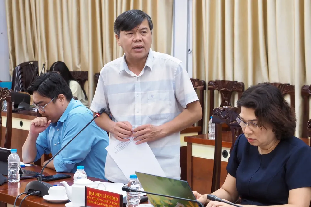 Phó Trưởng Ban Tuyên giáo và Dân vận Thành ủy TPHCM Tăng Hữu Phong nêu ý kiến tại buổi khảo sát. Ảnh: HOÀNG HÙNG 2.jpg