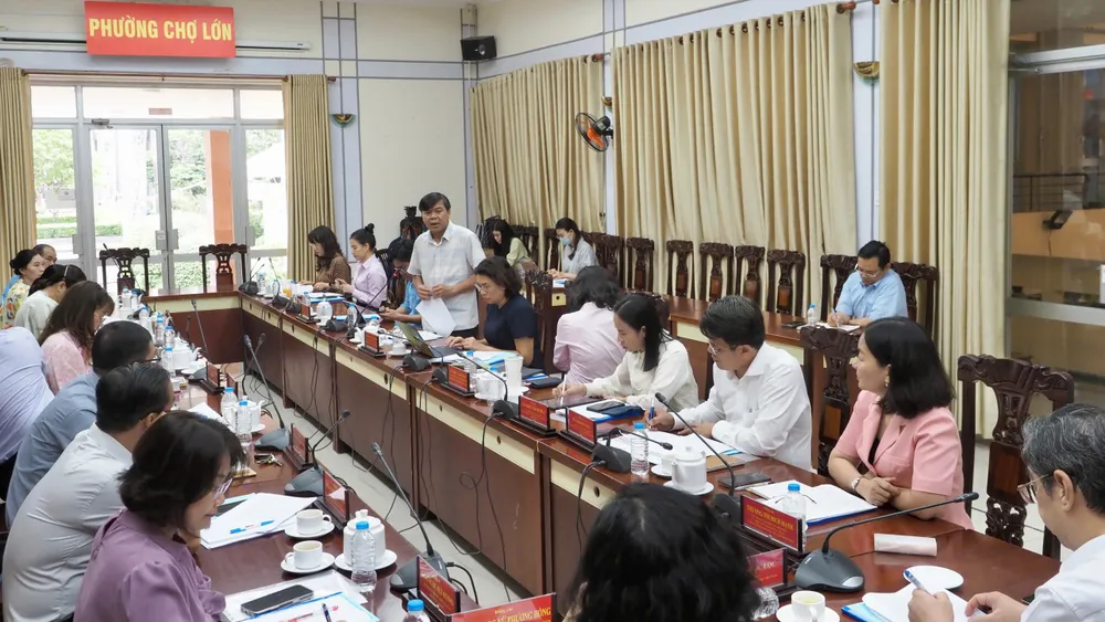 Các đại biểu tham gia buổi khảo sát. Ảnh: HOÀNG HÙNG 4.jpg