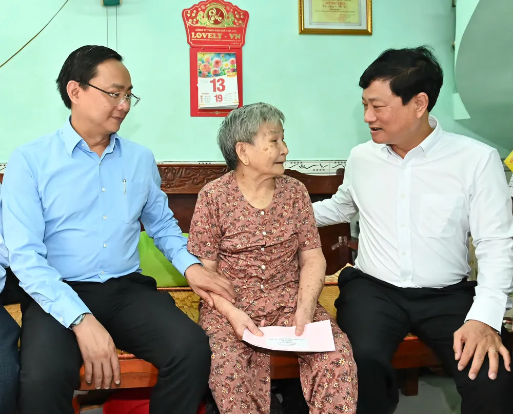 Chủ tịch HĐND TPHCM Võ Văn Minh (phải) trò chuyện cùng bà Nguyễn Thị Độ. Ảnh: VIỆT DŨNG 17-7. 1.jpg