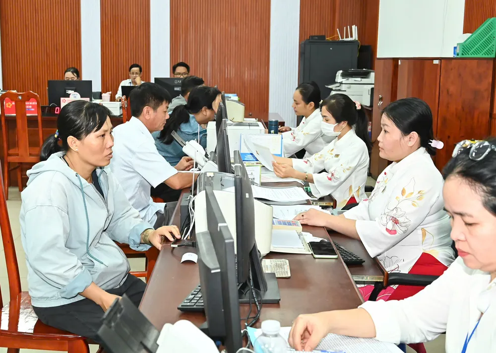 Công chức Trung tâm Phục vụ hành chính công phường Tam Bình tiếp nhận thủ tục hành chính của người dân. Ảnh VIỆT DŨNG 17-7. 20.jpg