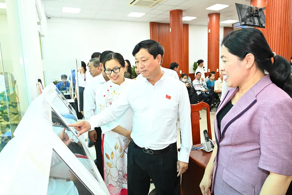 Chủ tịch HĐND TPHCM Võ Văn Minh khảo sát tại Trung tâm Phục vụ hành chính công phường Tam Bình. Ảnh VIỆT DŨNG 17-7. 22.jpg