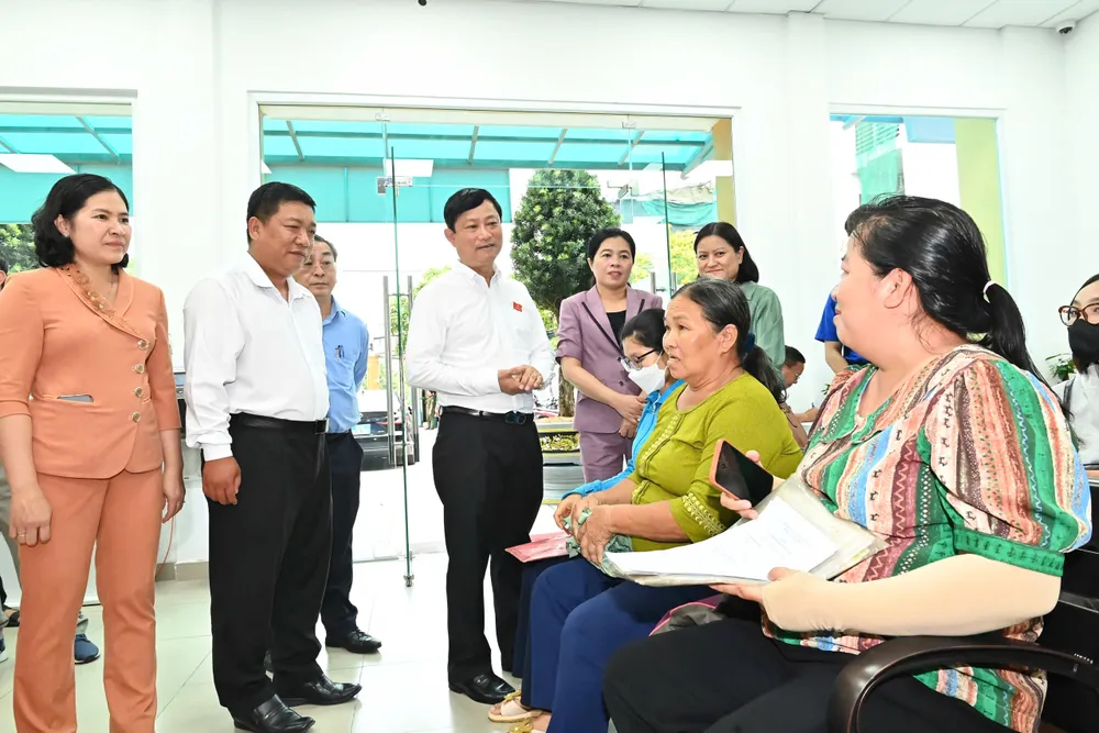 Chủ tịch HĐND TPHCM Võ Văn Minh trao đổi với người dân. Ảnh VIỆT DŨNG 17-7. 23.jpg
