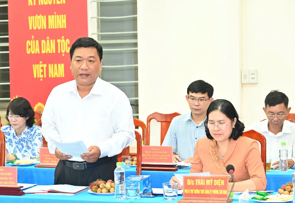 Chủ tịch UBND phường Tam Bình Nguyễn Minh Điền báo cáo với đoàn công tác. Ảnh: VIỆT DŨNG 17-7. 26.jpg