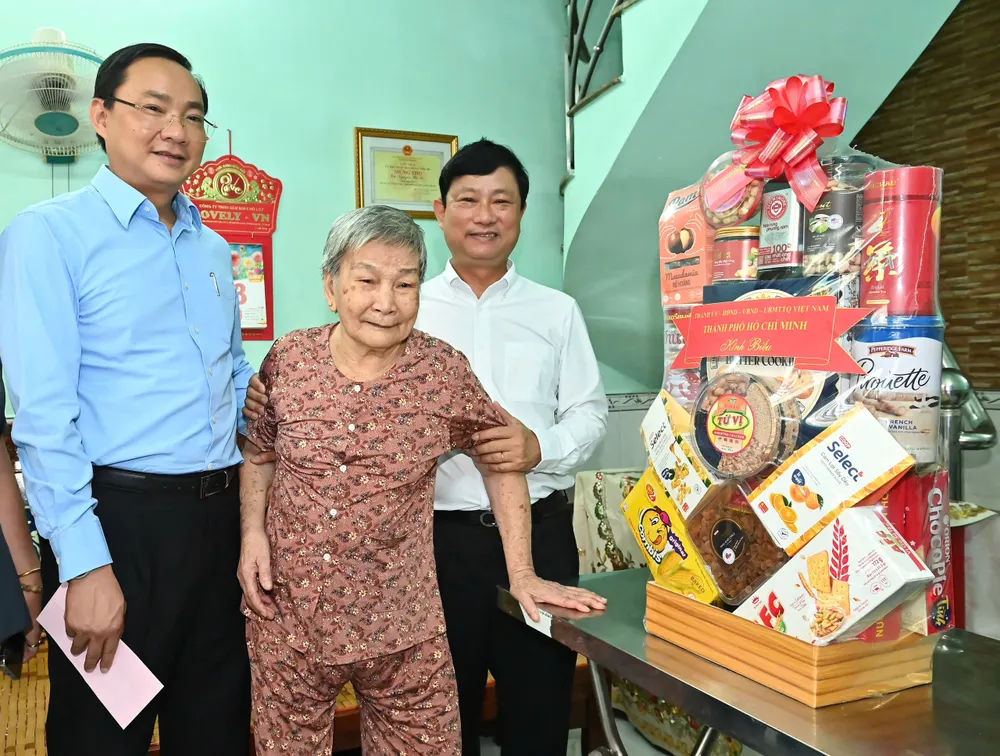 Đoàn lãnh đạo Thành ủy - HĐND - UBND - Ủy ban MTTQ Việt Nam TPHCM do đồng chí Võ Văn Minh, làm trưởng đoàn, đến thăm bà Nguyễn Văn Độ. Ảnh: VIỆT DŨNG 17-7. 3.jpg