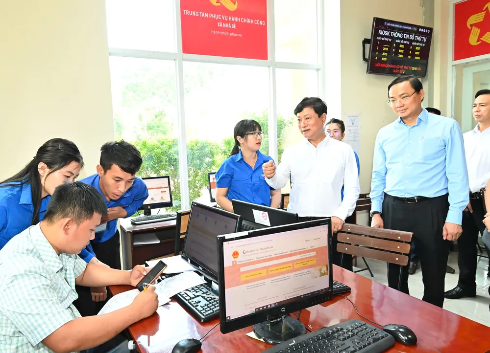 Comrade Vo Van Minh talks with young volunteers supporting the locality in handling administrative procedures. Photo: VIET DUNG 17-7. 5.jpg