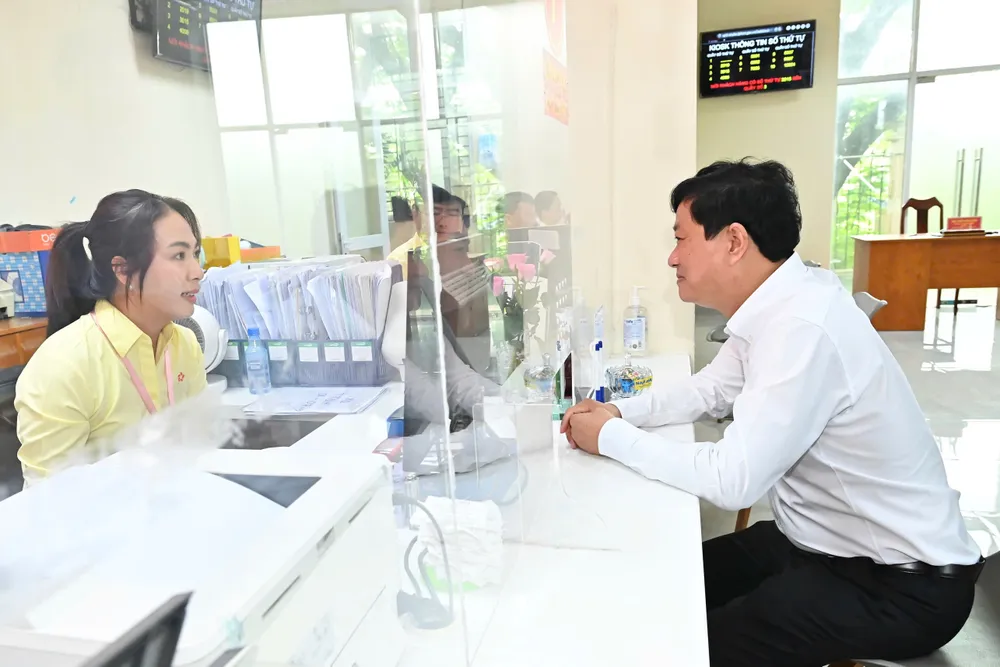 Chairman of the Ho Chi Minh City People's Council Vo Van Minh talks with civil servants of the Public Administration Service Center. Photo: VIET DUNG 17-7. 7.jpg
