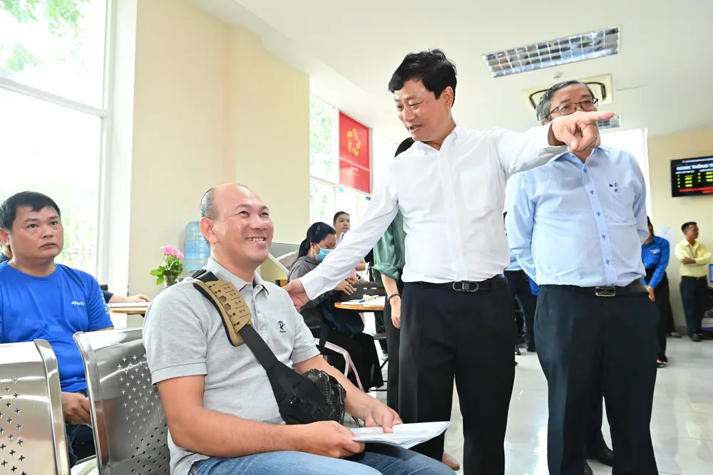 Chairman of Ho Chi Minh City People's Council Vo Van Minh talks with people. Photo: VIET DUNG 17-7. 8.jpg