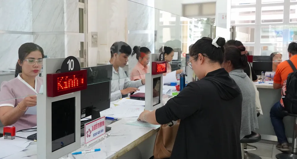 Công chức phường Sài Gòn tiếp và trả kết quả thủ tục hành chính cho người dân. Ảnh: PHƯƠNG UYÊN Công chức phường Sài Gòn tiếp và giải quyết thủ tục hành chính cho người dân 3.JPG