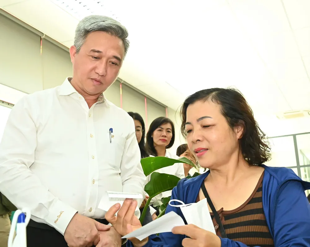 Đồng chí Đặng Minh Thông trò chuyện với người dân. Ảnh: VIỆT DŨNG 18-7. 13.jpg