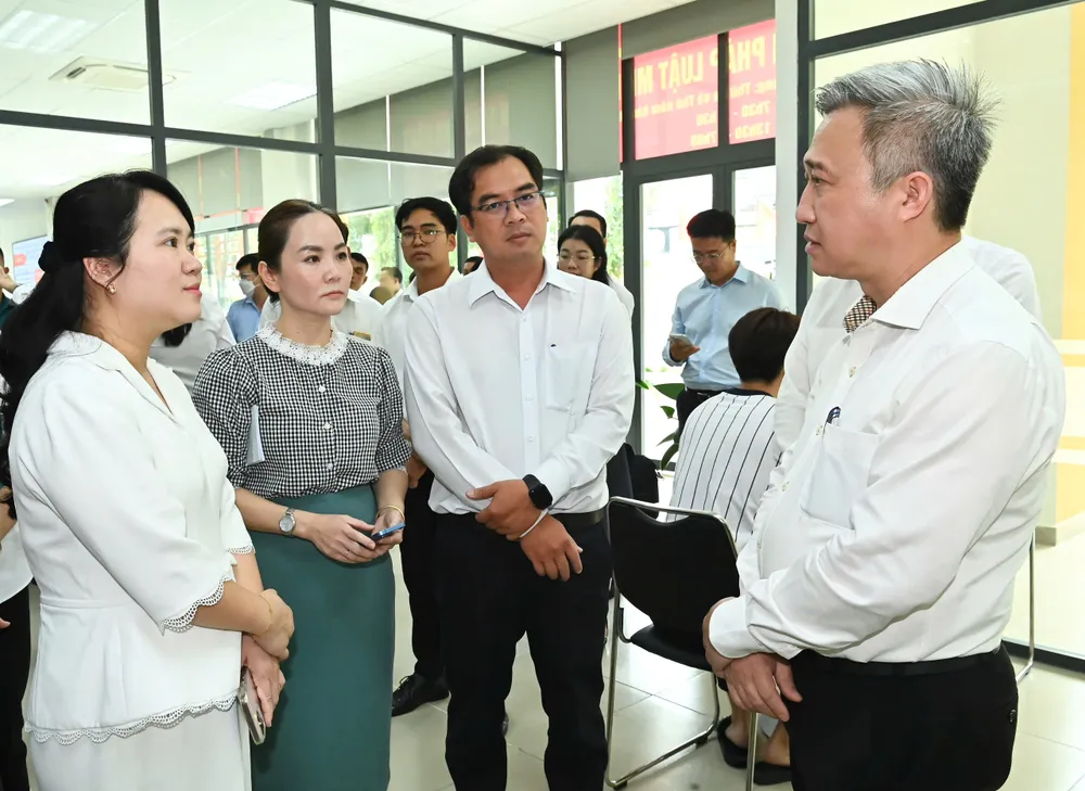 Đồng chí Đặng Minh Thông trao đổi với cán bộ, công chức Trung tâm Phục vụ hành chính công phường Thủ Đức. Ảnh: VIỆT DŨNG 18-7. 14.jpg