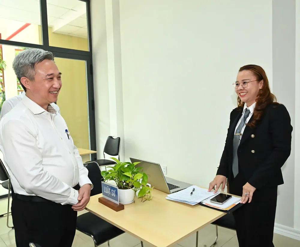 Đồng chí Đặng Minh Thông trò chuyện cùng luật sư tham gia tư vấn miễn phí tại Trung tâm Phục vụ hành chính công phường Thủ Đức. Ảnh: VIỆT DŨNG 18-7. 15.jpg