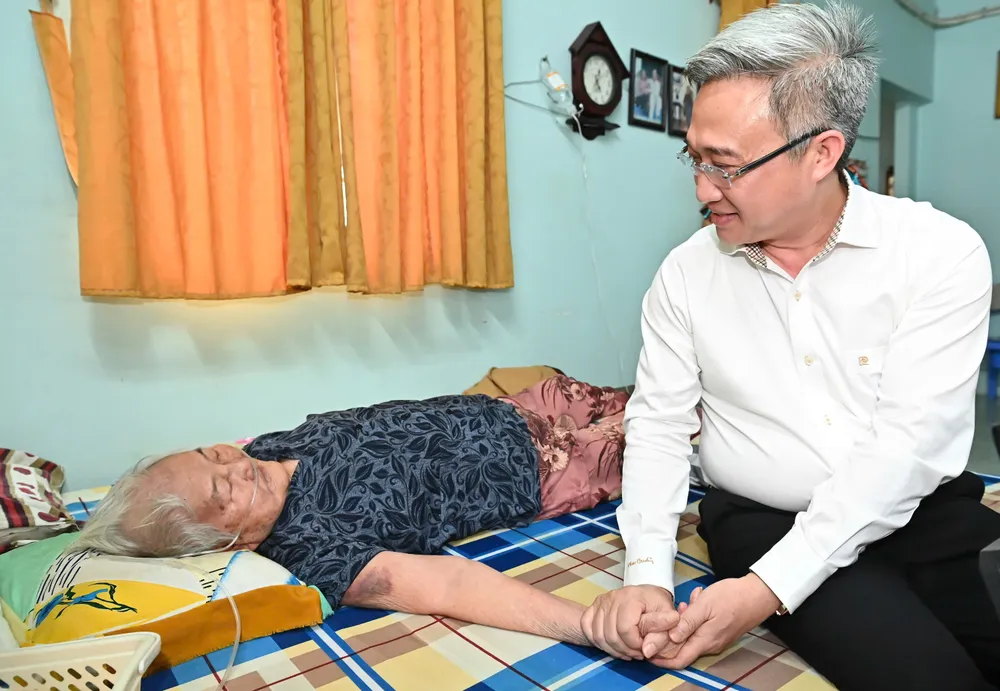Đồng chí ân cần thăm hỏi sức khỏe Mẹ Nguyễn Thị Bình. Ảnh: VIỆT DŨNG 18-7. 20.jpg
