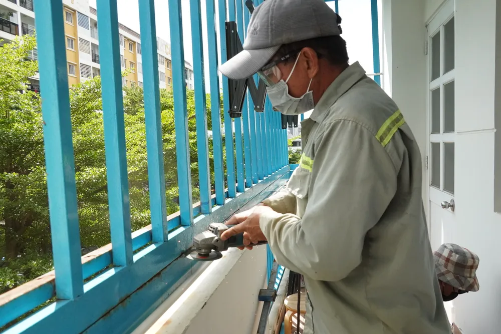 Công nhân tháo dỡ "chuồng cọp" tại một hộ dân 6HH00378.JPG