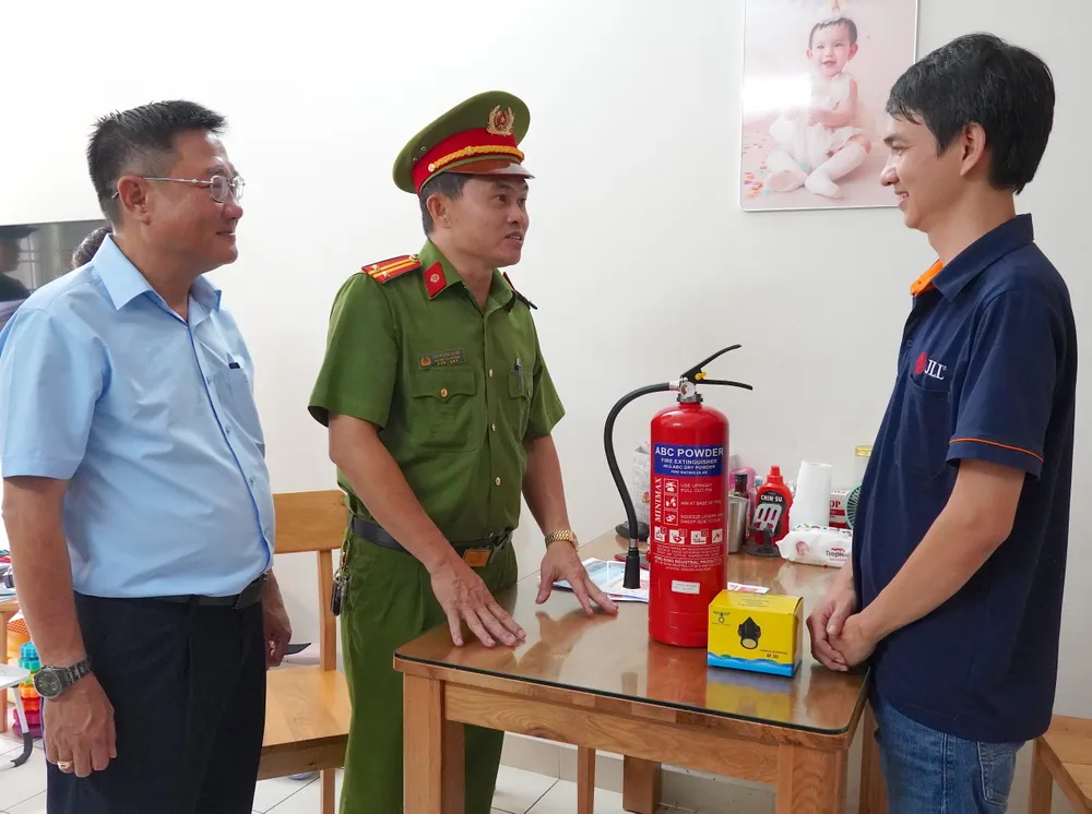 Lãnh đạo UBND và Công an phường Tăng Nhơn Phú tặng bình chữa cháy cho hộ dân 6HH00450.JPG