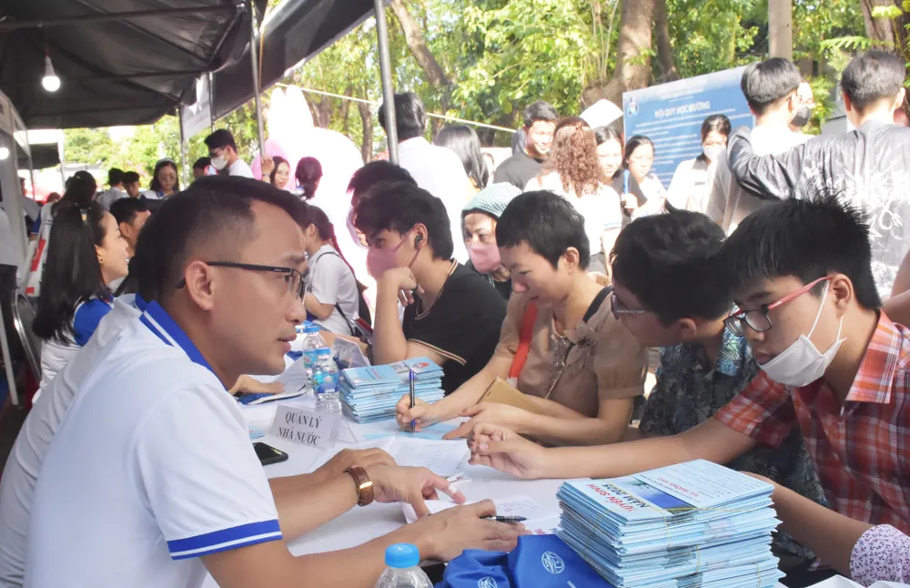 Phụ huynh và học sinh tìm hiểu các ngành do Học viện Cán bộ TPHCM tuyển sinh DSC_2607.JPG
