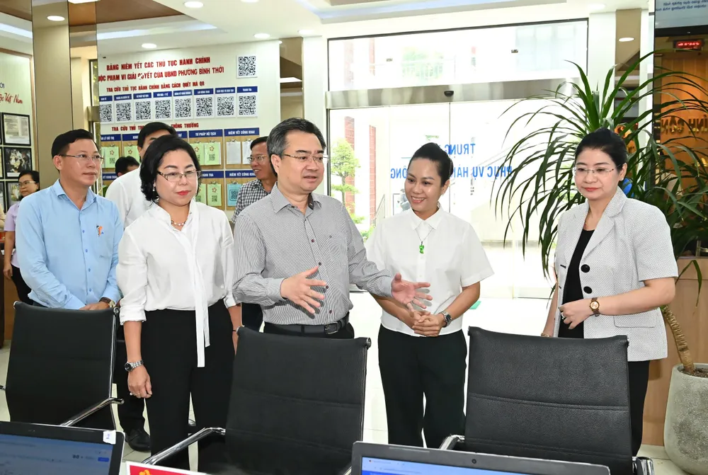 Đồng chí Nguyễn Thanh Nghị làm việc với cơ sở về tình hình hoạt động chung. Ảnh: VIỆT DŨNG 21-7. Anh Nghị 2.jpg