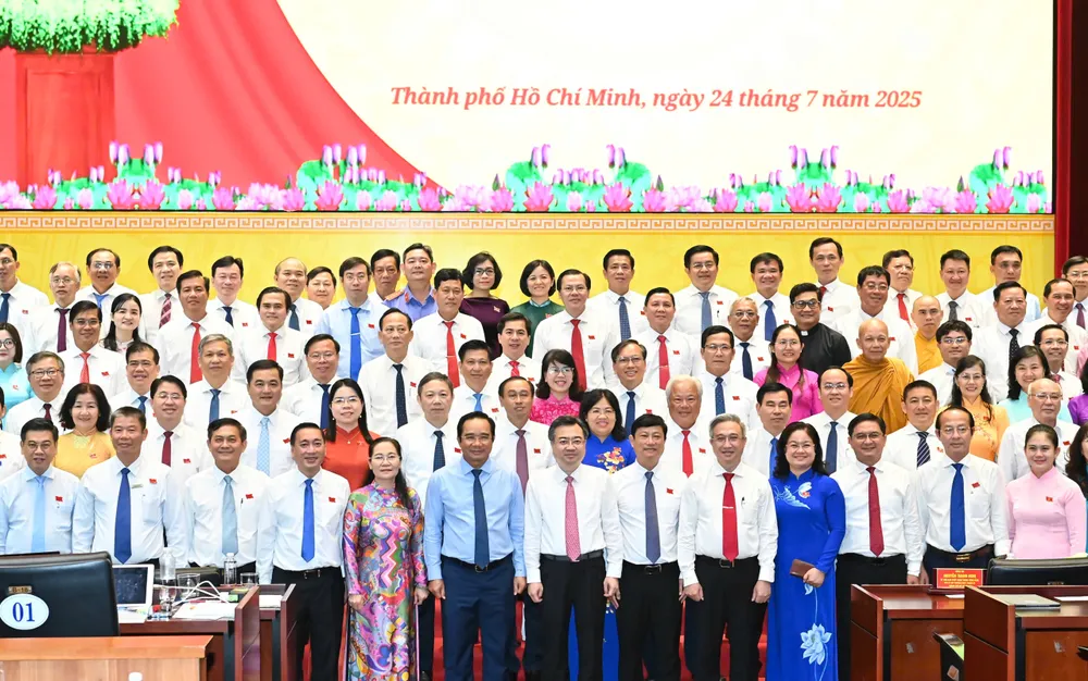 Lãnh đạo TPHCM cùng các đại biểu chụp hình lưu niệm tại kỳ họp. Ảnh: VIỆT DŨNG 11.jpg
