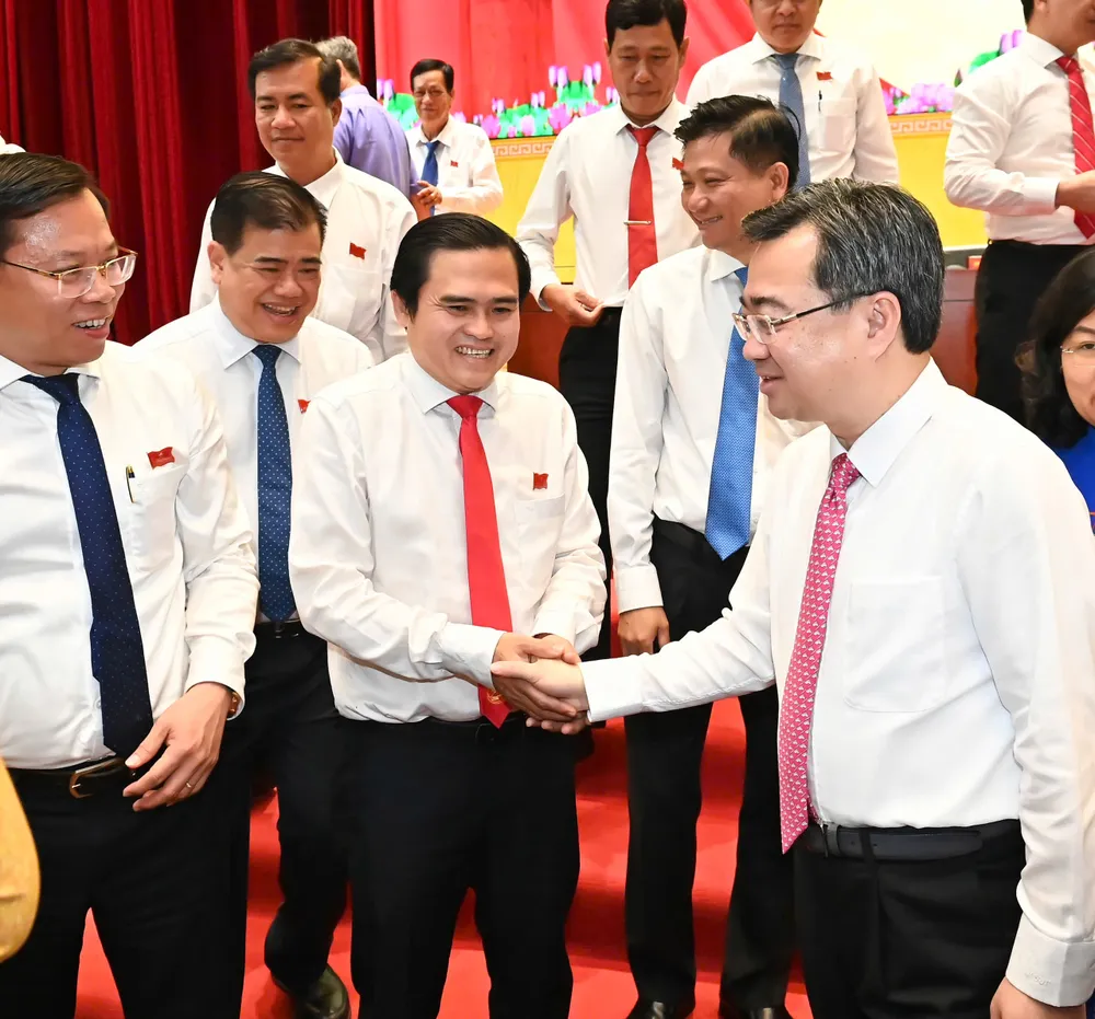 Phó Bí thư Thường trực Thành ủy TPHCM Nguyễn Thanh Nghị trao đổi cùng các đại biểu. Ảnh: VIỆT DŨNG 12.jpg
