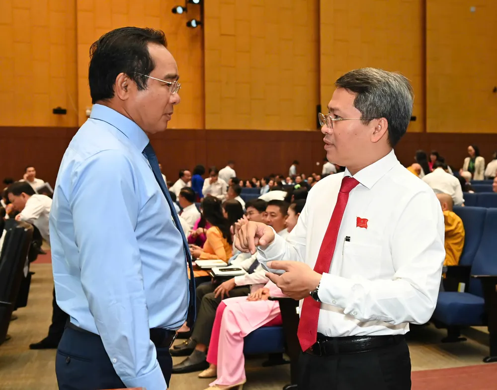 Chủ tịch UBND TPHCM Nguyễn Văn Được trao đổi với đại biểu HĐND tại kỳ họp. Ảnh: VIỆT DŨNG 2.jpg