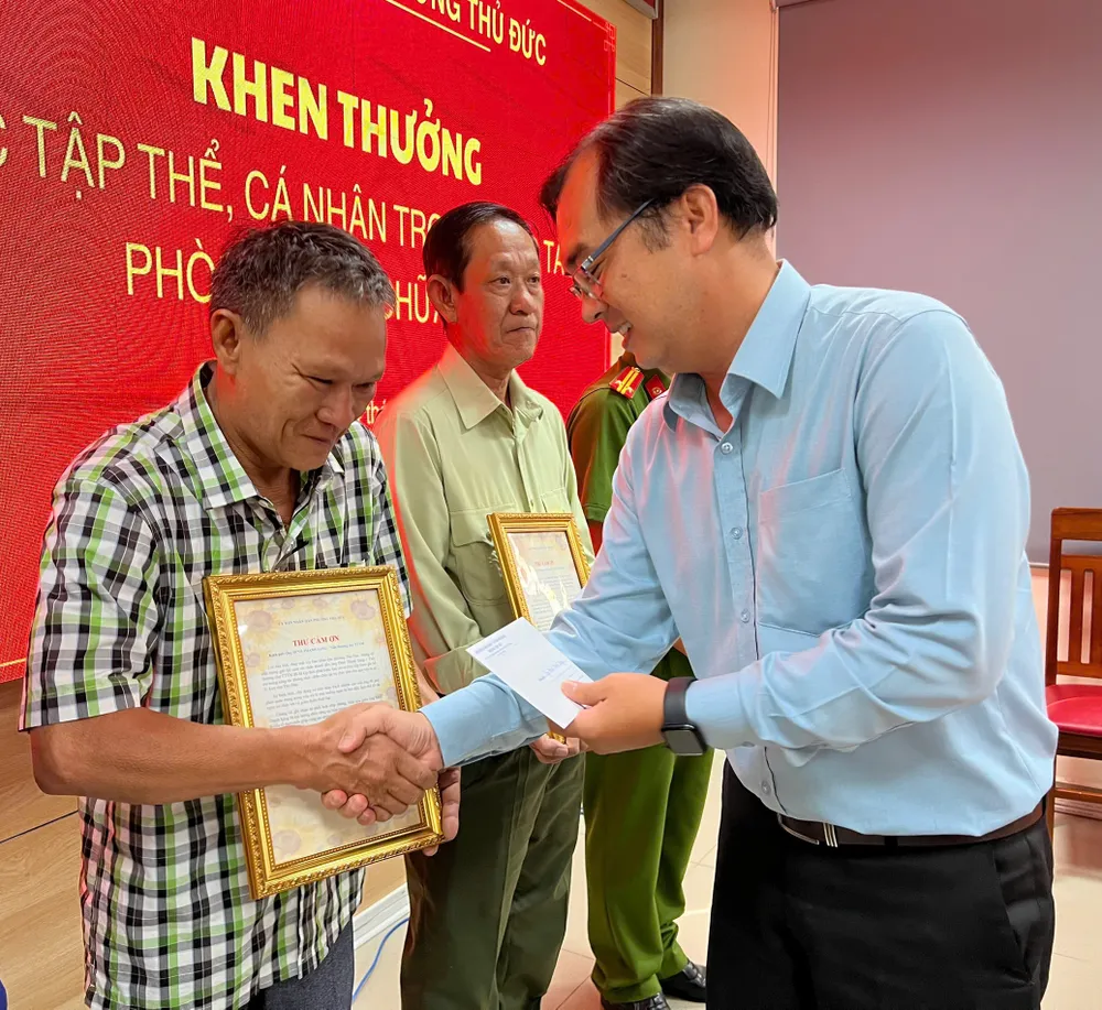 Phó Chủ tịch UBND phường Thủ Đức khen thưởng đến các tập thể, cá nhân 24-7. Thủ Đức 2.jpg