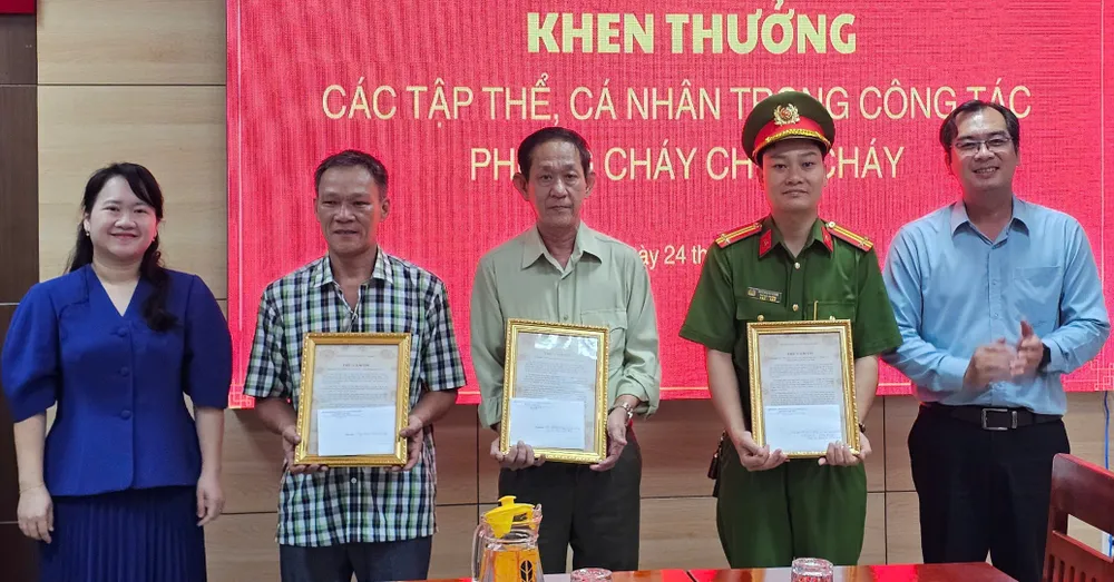 Chủ tịch, Phó Chủ tịch UBND phường Thủ Đức khen thưởng đến các tập thể, cá nhân tích cực tham gia chữa cháy tại chợ Thủ Đức 24-7. Thủ Đức 3.jpg