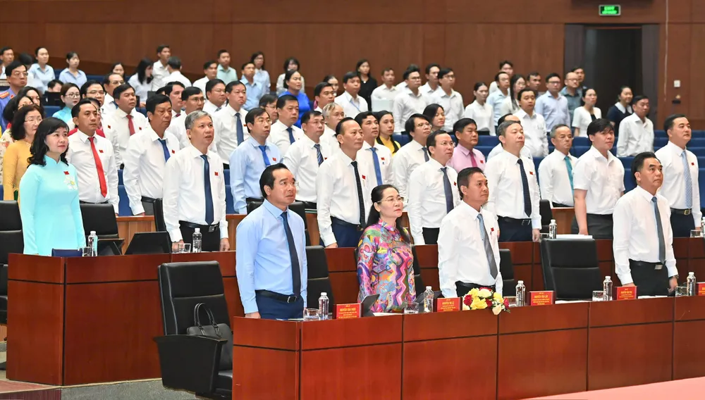 Các đại biểu thực hiện nghi thức chào cờ. Ảnh: VIỆT DŨNG 3.jpg