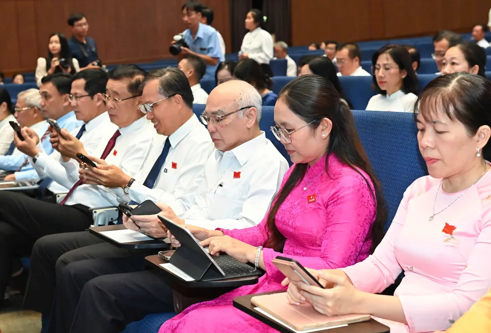 Đại biểu biểu quyết thông qua các dự thảo nghị quyết. Ảnh: VIỆT DŨNG 34.jpg