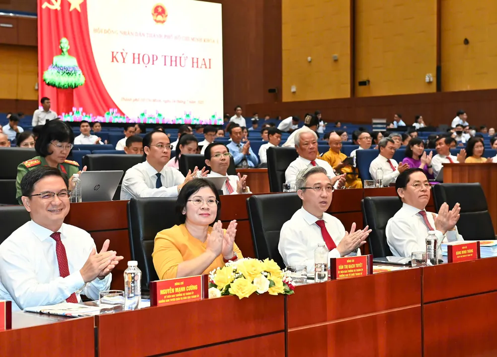 Các đồng chí lãnh đạo TPHCM và đại biểu HĐND TPHCM tham dự kỳ họp. Ảnh: VIỆT DŨNG 8.jpg