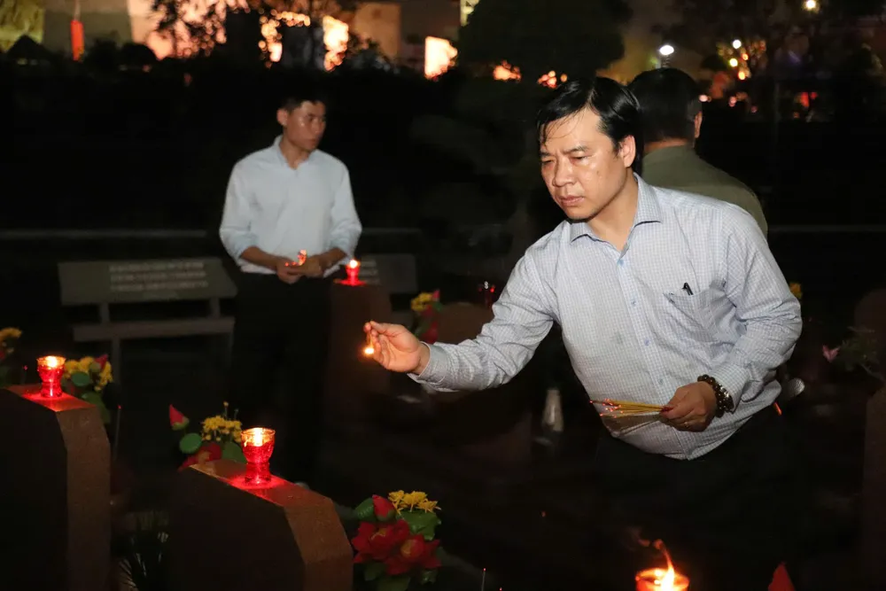 Đồng chí Nguyễn Minh Nhựt, Phó Trưởng ban Văn hóa-Xã hội HĐND TPHCM thắp nến tri ân các anh hùng liệt sĩ tại Nghĩa trang Liệt sĩ TPHCM 25-7. 2.jpg