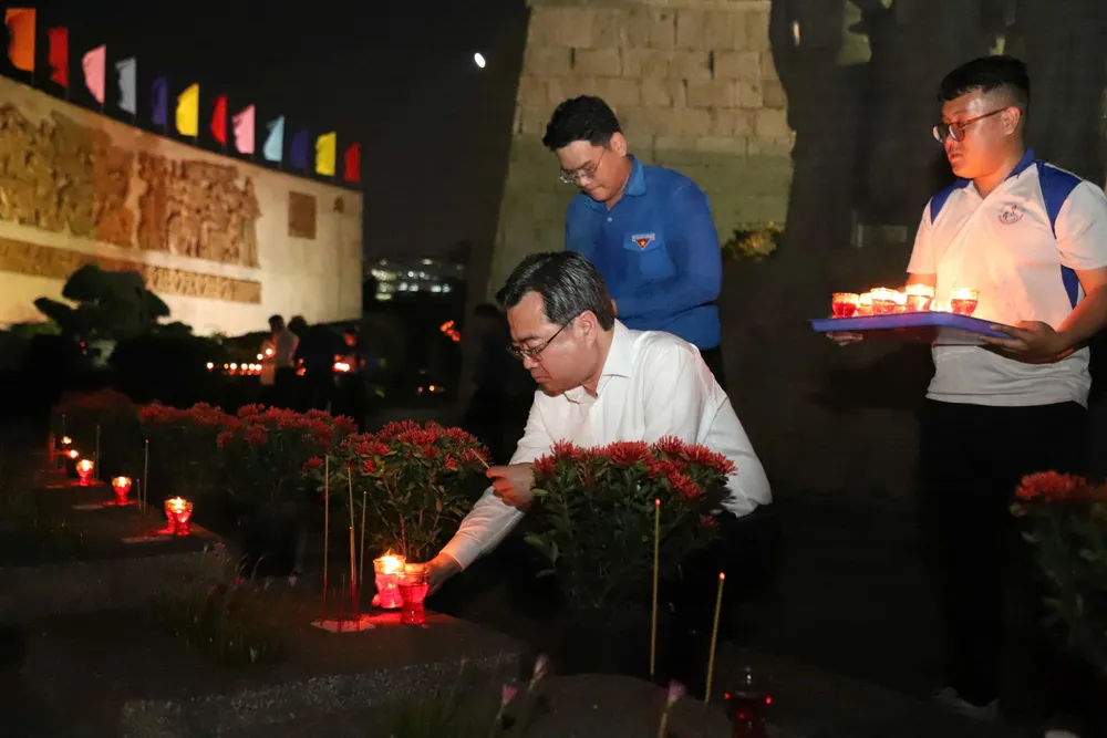 Phó Bí thư Thường trực Thành ủy TPHCM Nguyễn Thanh Nghị thắp nến tri ân các anh hùng liệt sĩ tại Nghĩa trang Liệt sĩ TPHCM 25-7. 3.jpg