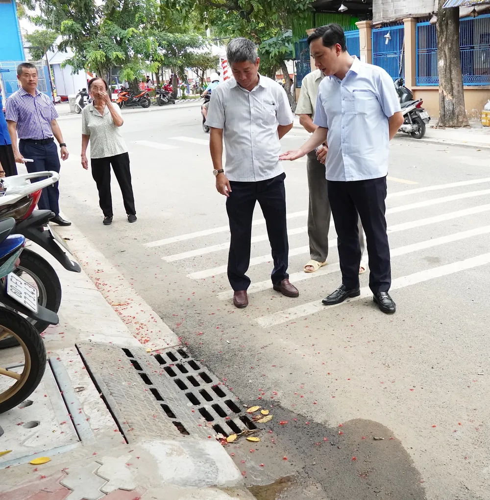 Lãnh đạo phường Thủ Đức tham quan, khảo sát thực tế công trình cải tạo vỉa hè đường Hàn Thuyên. Ảnh: THU HƯỜNG 6HH00763.JPG