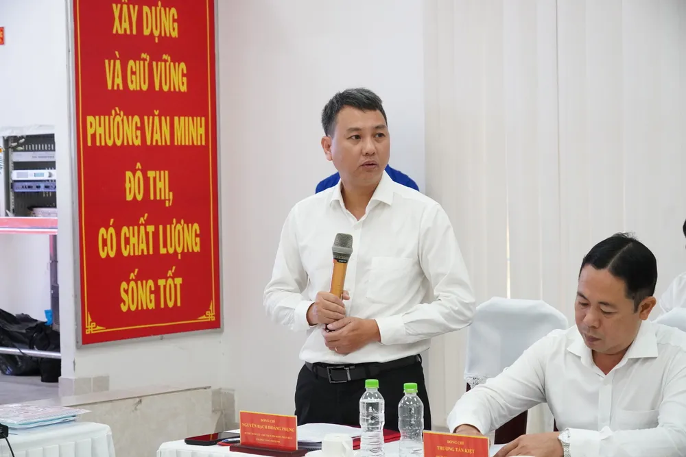 Bí thư Đảng ủy phường Tăng Nhơn Phú Nguyễn Bạch Hoàng Phụng báo cáo về công tác chuẩn bị tổ chức Đại hội Đảng bộ phường 6HH01061.JPG