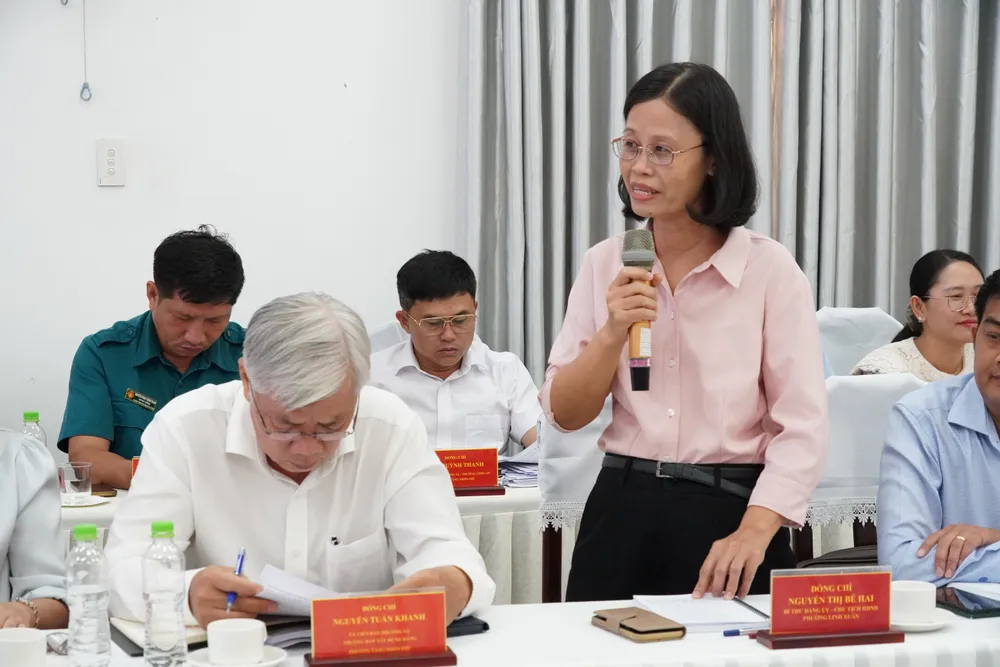 Bí thư Đảng ủy phường Linh Xuân Nguyễn Thị Bé Hai báo cáo với Tổ công tác 6HH01080.JPG