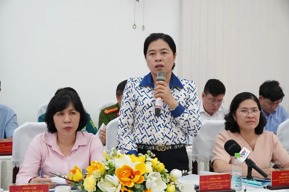 Bí thư Đảng ủy phường Tam Bình Nguyễn Trần Phượng Trân báo cáo với đoàn công tác 6HH01089.JPG