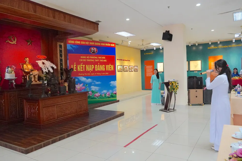 Đảng viên mới Hà Thị Yến Nhi tuyên thệ trước cờ Đảng, cờ Tổ quốc 6HH01126.JPG