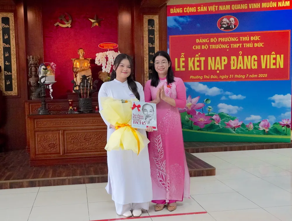 Phó Bí thư Thường trực Đảng ủy phường Thủ Đức Nguyễn Thị Hồng Thảo chúc mừng đảng viên mới Hà Thị Yến Nhi 6HH01153.JPG