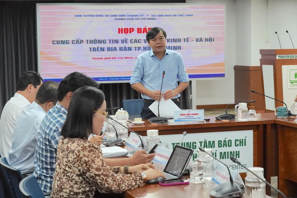 Phó trưởng Ban Tuyên giáo và Dân vận Thành ủy TPHCM Tăng Hữu Phong chủ trì buổi họp báo 6HH01168.JPG