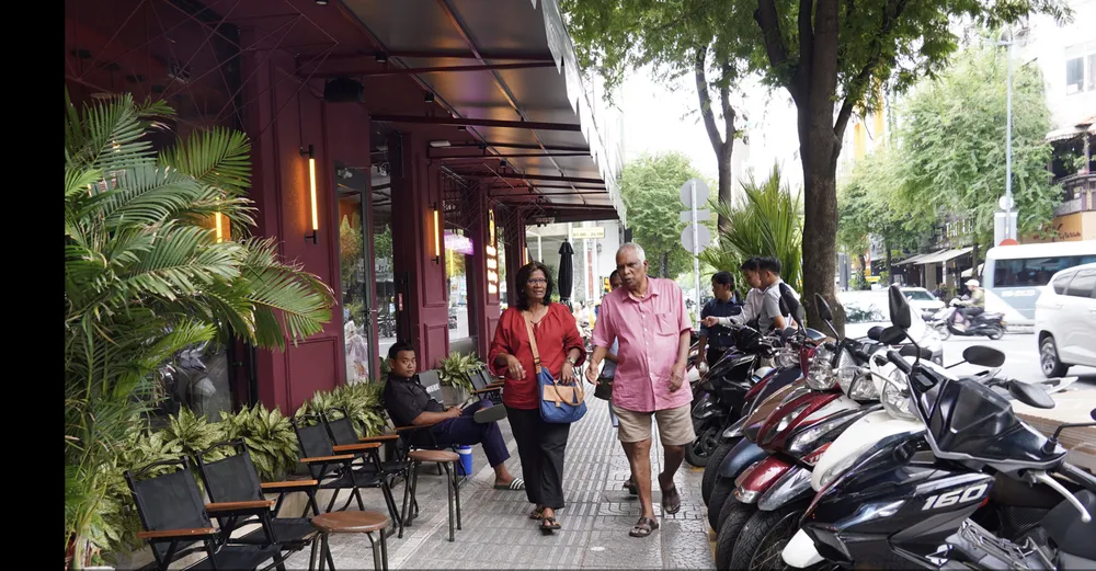 Muchas empresas dijeron que pagar tarifas para utilizar temporalmente parte de la calzada y la acera facilita las actividades comerciales. Ảnh chụp Màn hình 2025-07-31 lúc 16.41.30.png