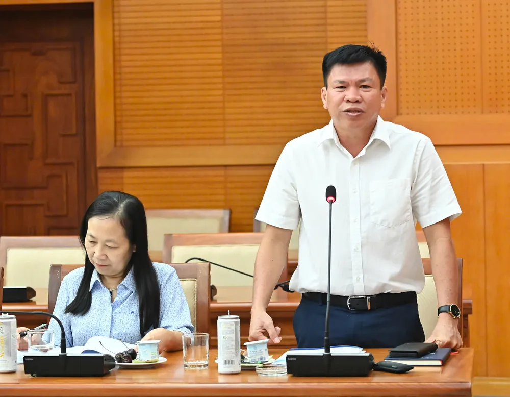 Bí thư Đảng ủy phường Lái Thiêu Nguyễn Thanh Tâm báo cáo tại buổi làm việc. Ảnh: VIỆT DŨNG 5-8. 5.jpg