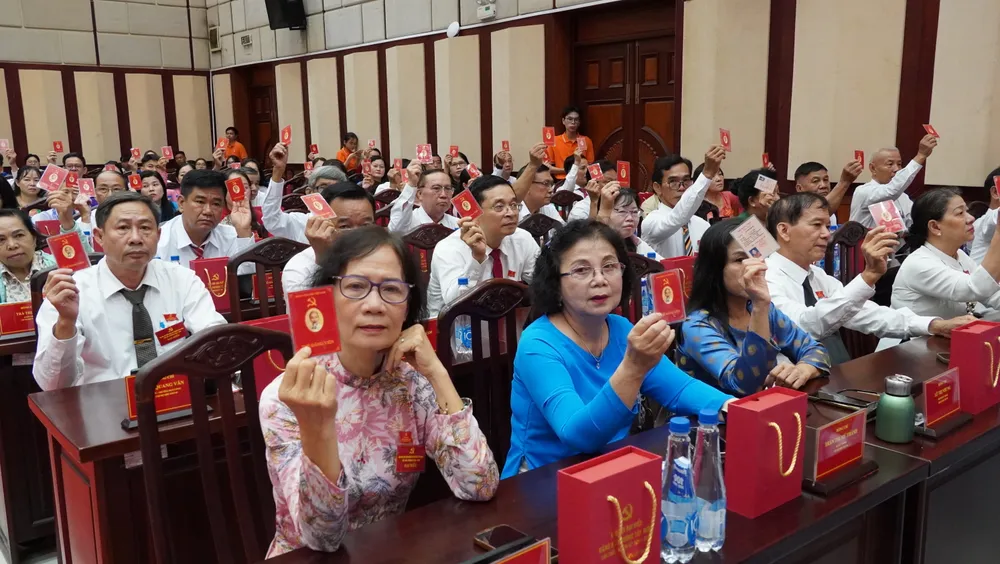 Các đại biểu quyết biểu thông qua chương trình đại hội 6HH01557.JPG