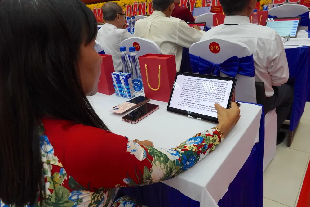 Đại hội không giấy, các đại biểu nghiên cứu tài liệu qua máy tính bảng 6HH01616.JPG
