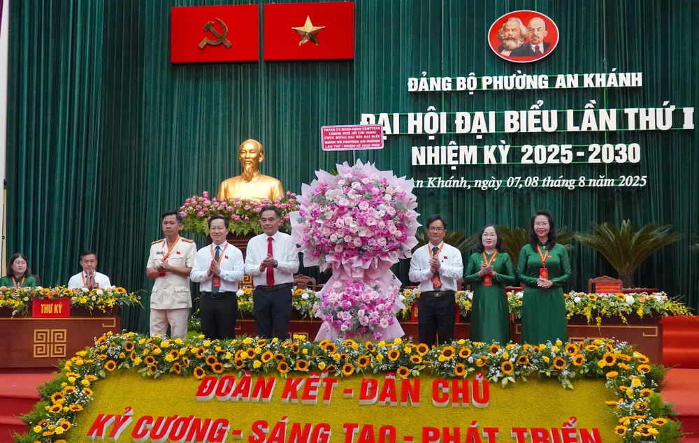 Ủy viên Ban Thường vụ Thành ủy TPHCM Nguyễn Lộc Hà tặng hoa của Thành ủy - HĐND - UBND - Ủy ban MTTQ Việt Nam TPHCM chúc mừng Đại hội Đảng bộ phường An Khánh 6HH01695.JPG