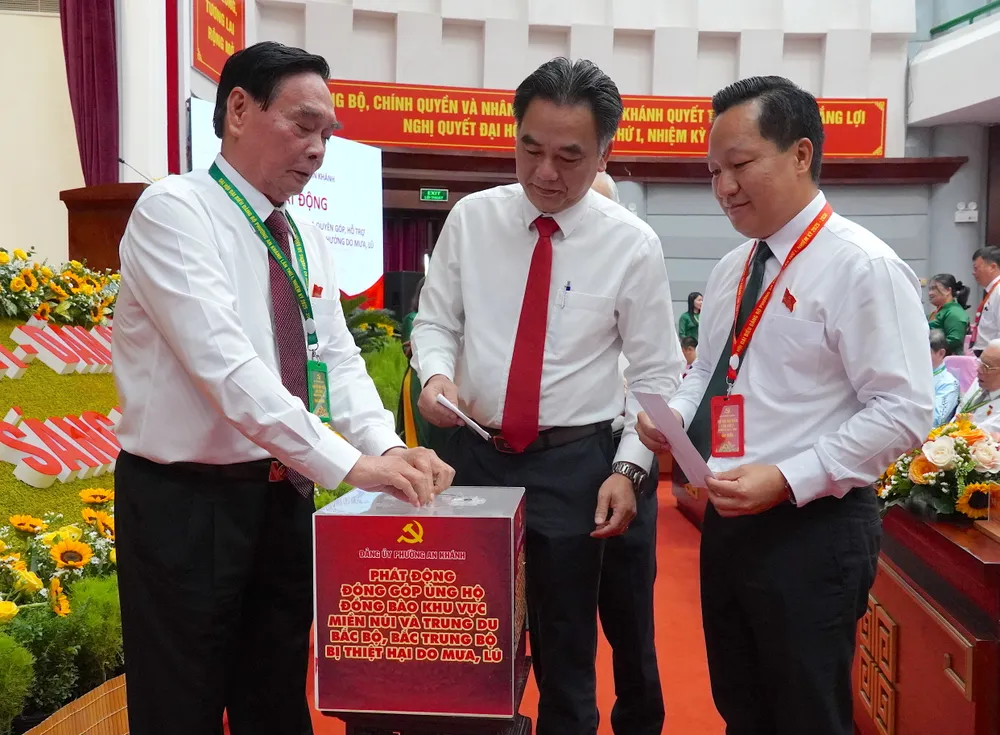 Các đại biểu ủng hộ đồng bào bị ảnh hưởng bởi mưa, lũ 6HH01773.JPG