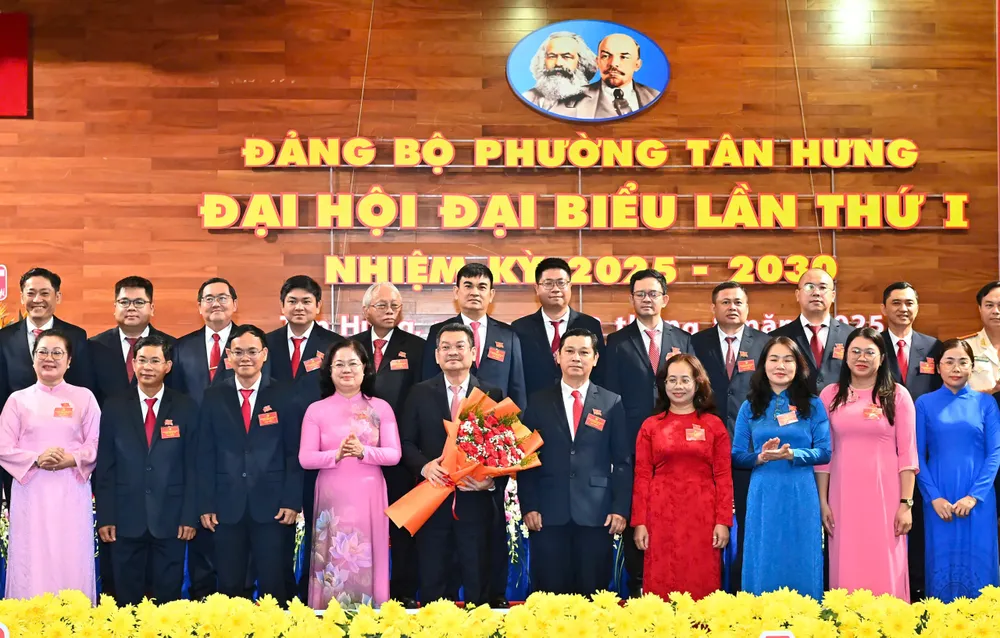 Đồng chí Nguyễn Thị Mỹ Hằng chúc mừng Ban Chấp hành Đảng bộ phường Tân Hưng, nhiệm kỳ 2025-2030. Ảnh: VIỆT DŨNG 8-8. Phường Tân Hưng 1.jpg