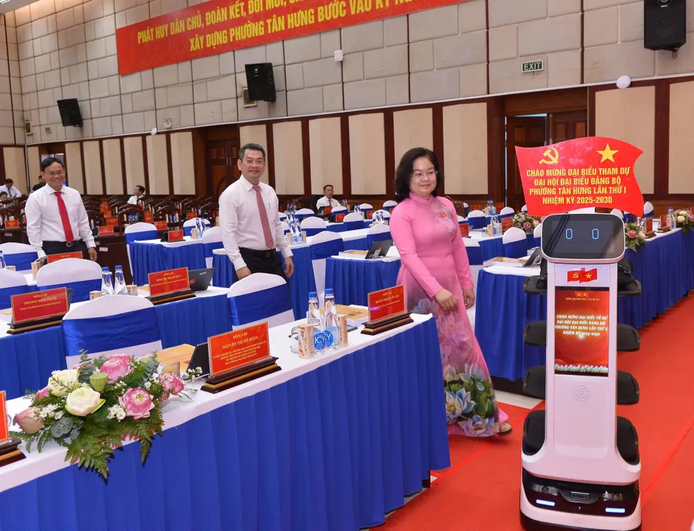Robot đưa đại biểu vào vị trí ngồi 8-8. Phường Tân Hưng 2.jpg