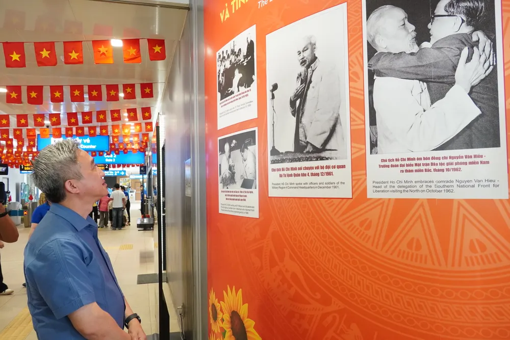 Phó Bí thư Thành ủy TPHCM Đặng Minh Thông tham quan Không gian văn hóa Hồ Chí Minh tại nhà ga Metro Thủ Đức 4.JPG