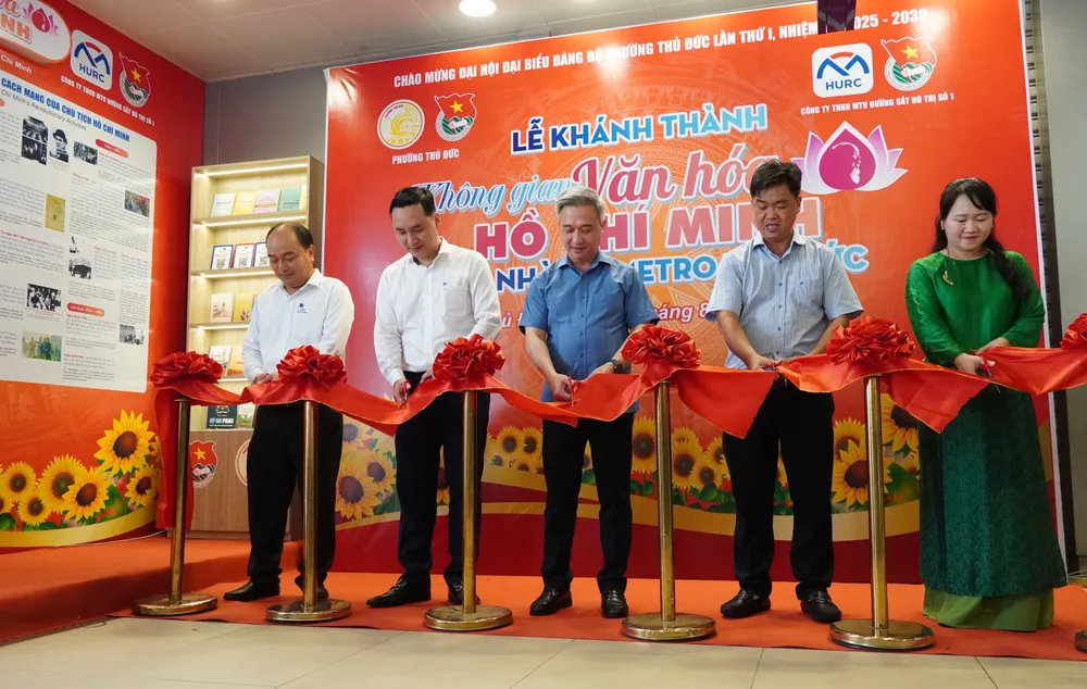 Các đại biểu cắt băng khánh thành Không gian văn hóa Hồ Chí Minh tại nhà ga Metro Thủ Đức 5.JPG