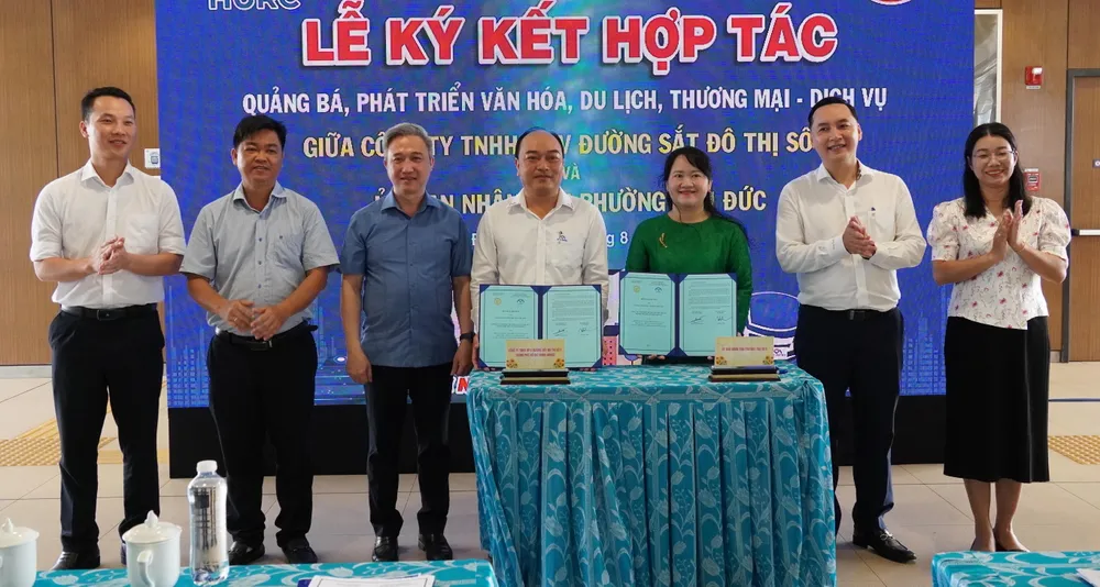 Phó Bí thư Thành ủy TPHCM Đặng Minh Thông và các đại biểu chúc mừng hai đơn vị ký kết hợp tác 6.JPG